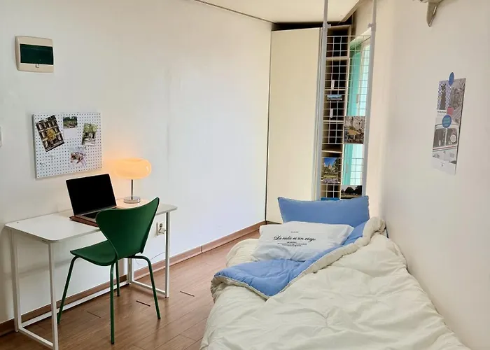 54hongdae Station Area, Yeonnam, Hongdae Street, 15 Minutes From Itaewon, Single Accommodation, Fully Furnished *