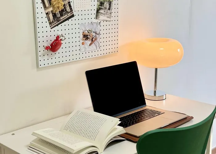 54hongdae Station Area, Yeonnam, Hongdae Street, 15 Minutes From Itaewon, Single Accommodation, Fully Furnished