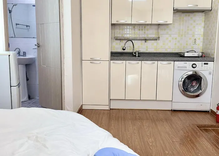 54hongdae Station Area, Yeonnam, Hongdae Street, 15 Minutes From Itaewon, Single Accommodation, Fully Furnished *