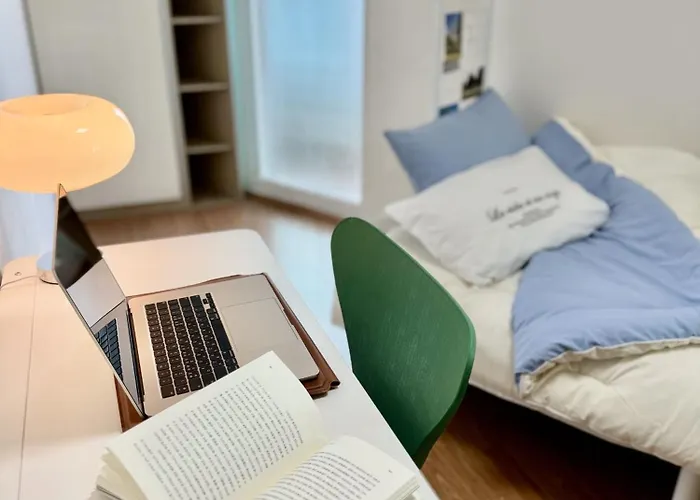 54hongdae Station Area, Yeonnam, Hongdae Street, 15 Minutes From Itaewon, Single Accommodation, Fully Furnished 首爾