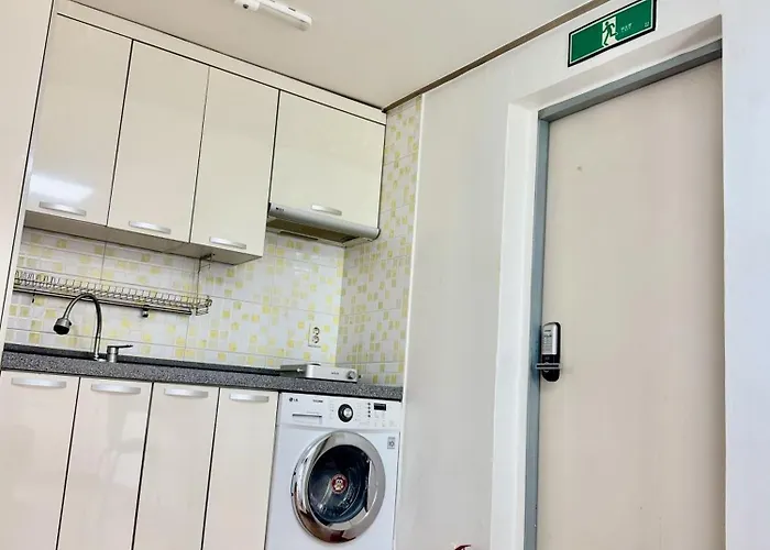 54hongdae Station Area, Yeonnam, Hongdae Street, 15 Minutes From Itaewon, Single Accommodation, Fully Furnished 首爾